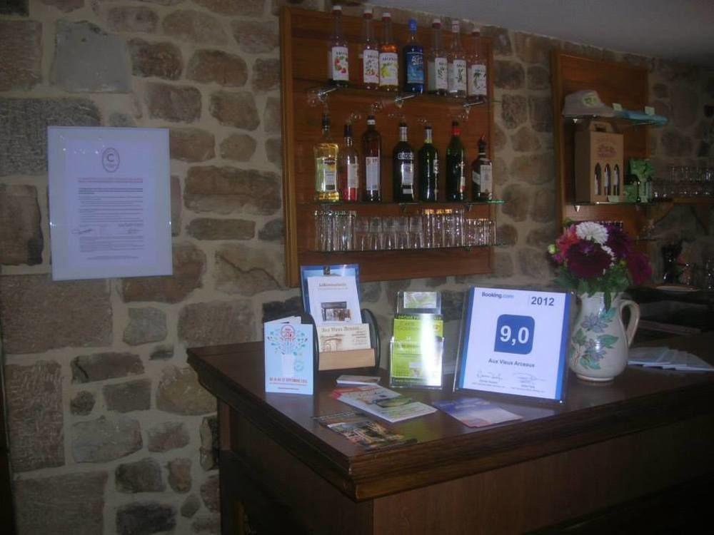 Aux Vieux Arceaux Hotel Mercuer ภายนอก รูปภาพ
